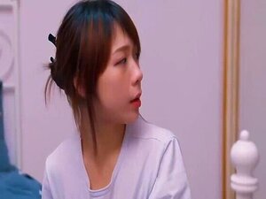 借金を抱えた彼氏と彼女の役割が逆転する究極の幻想の世界に浸ってください。 彼女が彼を誘惑し、彼女の欲望を満たすためのおもちゃにする様子をご覧ください。 薄い境界が越えられ、飢えた欲望が満たされます。