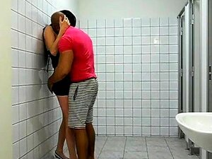 Neugierige Blondine Wird Auf Einem öffentlichen WC In Den Arsch Gefickt
