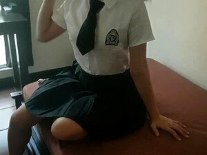 18歳の少年が高校でフェラ、尿意を催し、激しいセックスを楽しむ。
