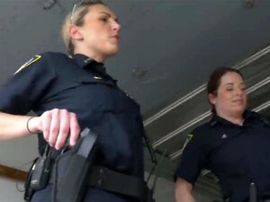 Schöne Polizistin In Uniform Saugt Einen Schwanz Wie Ein Profi