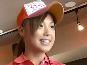 検閲性的に嫌がらせを受けた日本のウェイトレス