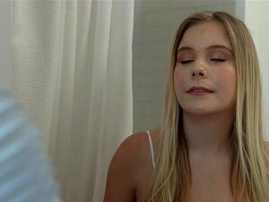 Freches blondes Girl bläst und fickt ihren Stiefbruder Freches blondes Girl bläst und fickt ihren Stiefbruder