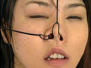 鼻をかき上げて