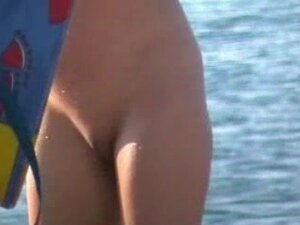 Gole žene na plaži video